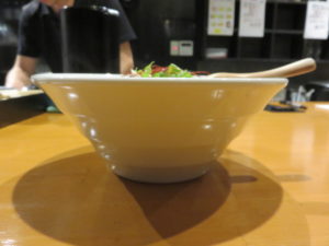 黒胡麻担々麺@担々麺atとなりのあじと：ビジュアル：サイド
