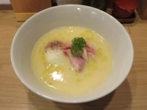 白トリュフオイル香る鶏白湯麺@らーめん MAIKAGURA：ビジュアル