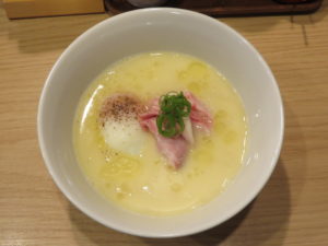 白トリュフオイル香る鶏白湯麺@らーめん MAIKAGURA：ビジュアル：トップ