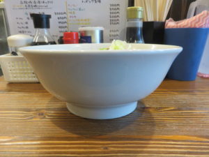 塩ワンタン麺@六花 -Rokka-：ビジュアル：サイド