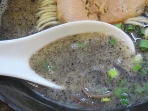 黒 ラーメン@TONKOTSU MANI（鶴ヶ島駅）スープ