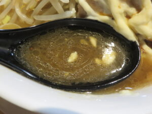 ラーメン 醤油（中太麺）@成り上がれ 亀有店（亀有駅）スープ