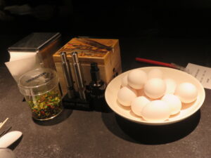細麺REGULAR（醤油ラーメン）@駄目な隣人 新宿店（西武新宿駅）卓上：トッピング