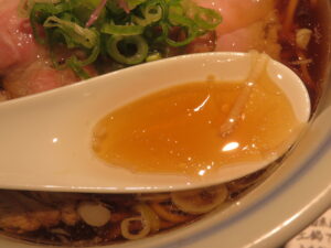 細麺REGULAR（醤油ラーメン）@駄目な隣人 新宿店（西武新宿駅）スープ