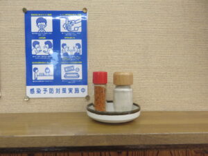 素ラーメン@武蔵屋食堂（鳥取駅）卓上：調味料