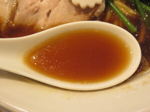 醤油ラーメン@長岡食堂 横浜西口店（横浜駅）スープ