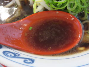 黒醤油そば（並）@MENGA-麺雅- 湘南江の島本店（江ノ島駅）スープ