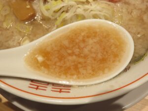 らーめん（並脂）@東京背脂らーめん 麺王（渋谷駅）スープ