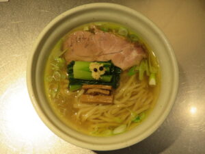 らーめん（塩）@麺とスープの店 歩き出せ、クローバー（京王八王子駅）ビジュアル：トップ