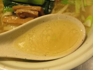 らーめん（塩）@麺とスープの店 歩き出せ、クローバー（京王八王子駅）スープ