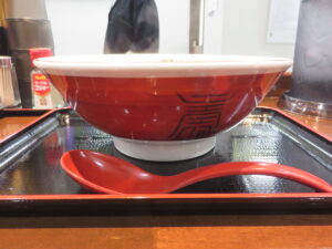 ワンタン麺（米沢ちぢれ麺）@中華そば 和月（新検見川駅）ビジュアル：サイド