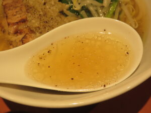 自家製姜葱醤と煮豚の塩そば@鶏そば山もと TONARI（三鷹駅）スープ