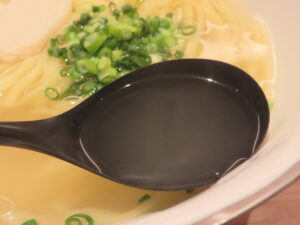 DOKO DOKOそば（オリジナル生麺・あっさりスープ）@沖縄そばダイニング DOKO DOKO（中目黒駅）スープ