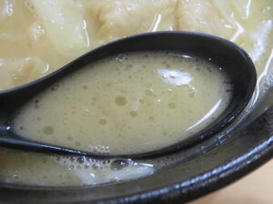 白湯鶏ワンタン麺@ワンタン麺 鶏と雲（東大宮駅）スープ