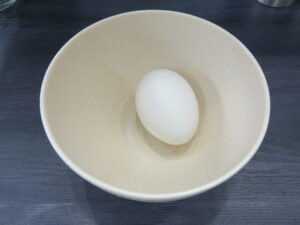 ラーメン 半分@オリバーヌードル（熊谷駅）生卵