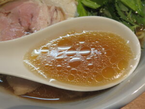 貝と牛の中華そば（醤油）@貝そば もぉむ（田町駅）スープ