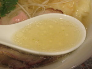 肉2エビ2ワンタンラァ麺（しお山椒）@麺屋 おやゆび（三田駅）スープ