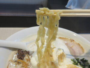 牛白湯しょうゆらーめんlikeカプチーノ@Ramen TOKUYAMA（手もみ麺・並）（入曽駅）麺