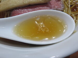 牛の醤油ラーメン@ぬまちゃんラーメン（志木駅）スープ