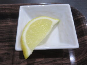 鶏白湯ラーメン〈あごだし味〉@RAMEN SAKABA いろとりどり（とうきょうスカイツリー駅）カットレモン