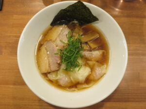 醤油ワンタン麺@麺屋 寛（高井戸駅）ビジュアル：トップ
