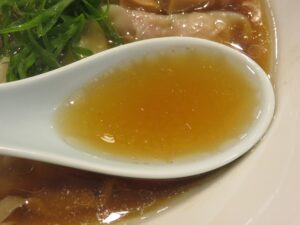 醤油ワンタン麺@麺屋 寛（高井戸駅）スープ