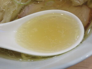 海老ワンタン 塩（平打ち麺）@地球の中華そば（金沢文庫駅）スープ