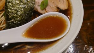 醤油らぁ麺@らぁ麺 奏（板橋本町駅）スープ
