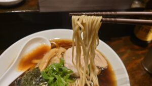 醤油らぁ麺@らぁ麺 奏（板橋本町駅）麺