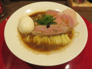 鴨とカシスの味玉醤油RaMen@RaMen TOMO TOKYO（九段下駅）ビジュアル