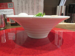 鴨とカシスの味玉醤油RaMen@RaMen TOMO TOKYO（九段下駅）ビジュアル：サイド