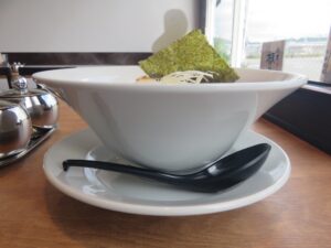 塩ラーメン@ラーメン留(早川駅)ビジュアル:サイド