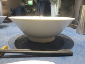 塩ラーメン クラシック@Ramen 金碧（亀有駅）ビジュアル：サイド