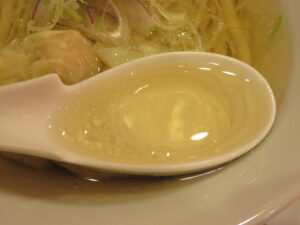 海老雲吞麺（塩）@福籠叉焼（中野駅）スープ
