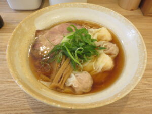 肉・海老ワンタン麺（黒）@DURAMENTEI（亀戸駅）ビジュアル