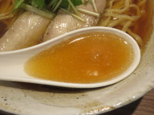 煮干し醤油そば（ちぢれ中太麺）@中華そば 安至（神奈川県相模原市）スープ