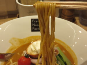 元祖オマール海老らーめん@French Noodle Factory 東京ドームラクーア店（後楽園駅）麺