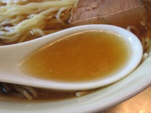ワンタン麺（小盛）@中海岸 大勝軒（茅ケ崎駅）スープ