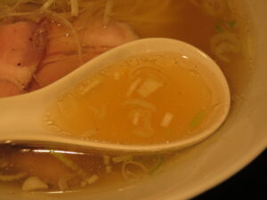 塩らぁめん@SPORTS DINING REGISTA 日本橋支店（小伝馬町駅）スープ