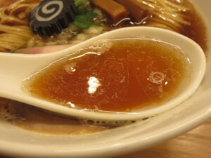 炭火焼鯵煮干しそば@銀座らぁ麺 しら石（新橋駅）スープ