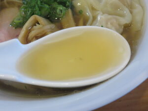 肉と海老ワンタン麺（白）@支那そば くろ田（行田市駅）スープ