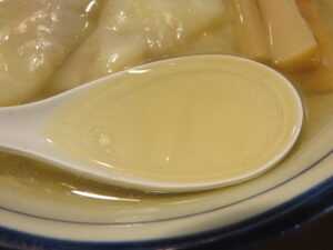 ワンタン麺（塩）@地鶏らーめん翔鶴 前橋店（群馬県前橋市）スープ