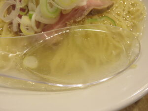 中華そば（塩）@中華そば 肉と葱（東新宿駅）スープ