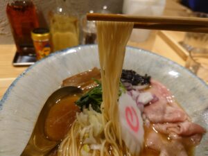 芳醇焼きあごだし中華そば（並）@MENDOKORO TOMO Premium（赤坂駅）麺
