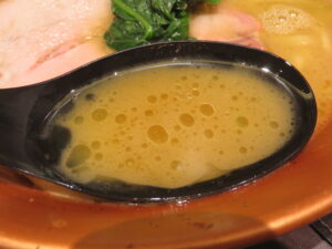 ラーメン@家系ラーメン 革新家 TOKYO（東京駅）スープ