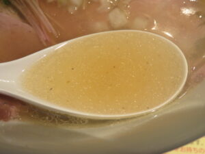 しょっつる塩らー麺（豚チャー3枚）@しょっつる塩らー麺 SIBATA（小川町駅）スープ