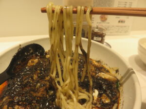 麻婆麺 BLACK@蝋燭屋 プレミア（六本木駅）麺