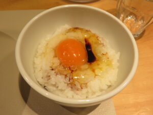 醤油らーめん@燎～kagaribi～（新富町駅）卵かけご飯