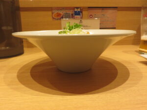 醤油ラーメン@麺 銀座おのでら 本店（表参道駅）ビジュアル：サイド