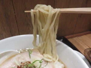 海老雲呑麺 三ケ入り（琥珀スープ）@らー麺 本間（赤坂見附駅）麺